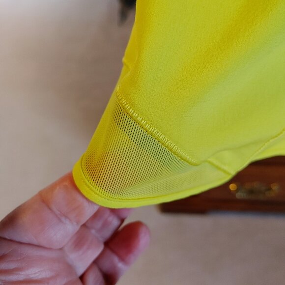 Women's Lululemon Electric Yellow HR 2.5" Hotty Hot Shorts Size 6 - Picture 4 of 10